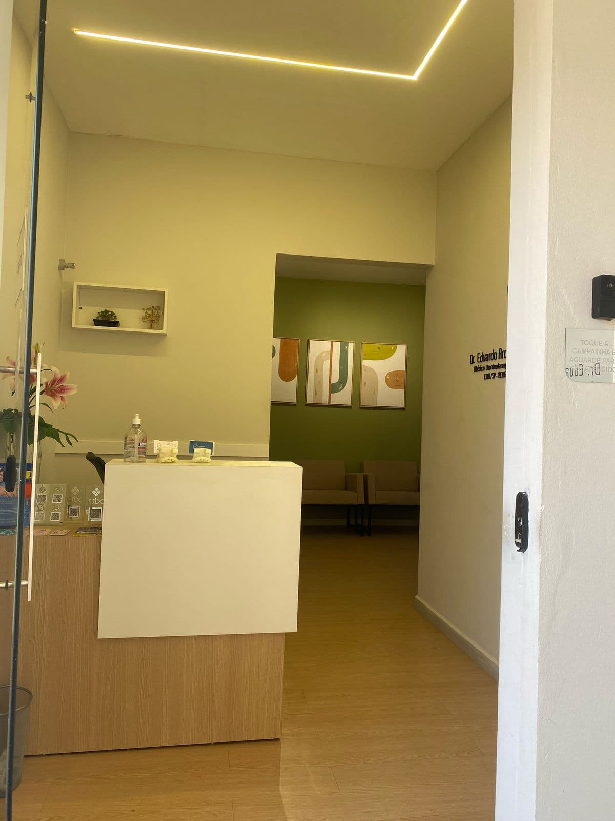 Certificados e decoração da clínica